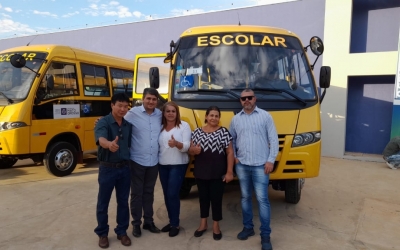 Prefeito e vereadores conseguem um ônibus escolar e asfalto para bairro Operário