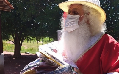 De férias, Papai Noel Pantaneiro distribuirá 250 livros em Dom Aquino