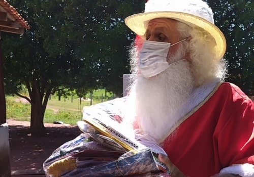 De férias, Papai Noel Pantaneiro distribuirá 250 livros em Dom Aquino